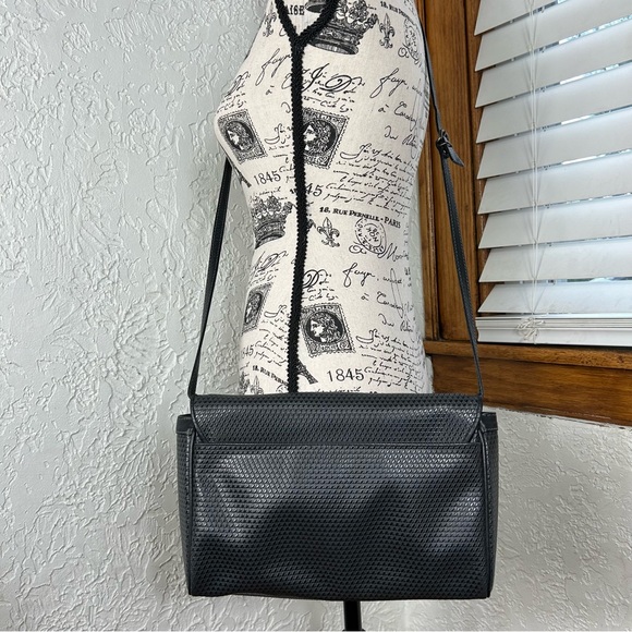 Vintage Liz Claiborne | 80’s Leather Navy Shoulder Bag - Picture 2 of 16